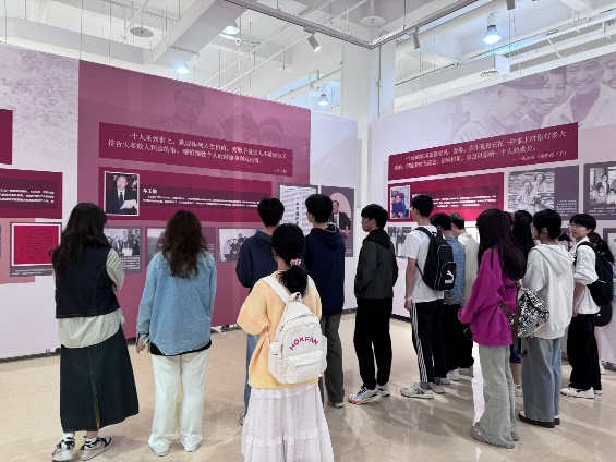 大厅里站着一群人描述已自动生成 大厅里站着一群人描述已自动生成