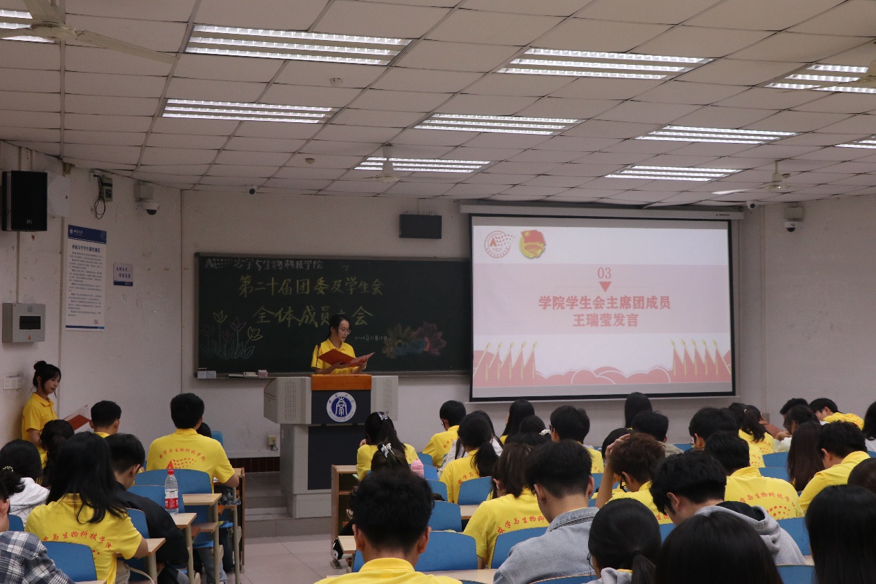 会议室里的人们描述已自动生成 会议室里的人们描述已自动生成