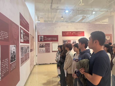 商店的门口前有许多人中度可信度描述已自动生成 商店的门口前有许多人中度可信度描述已自动生成